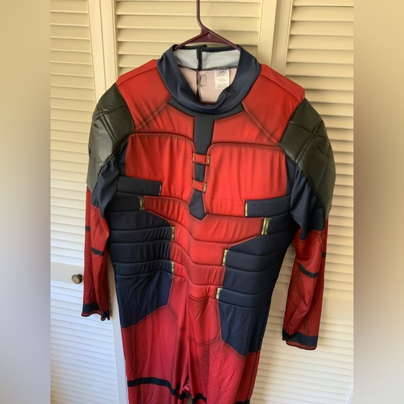 DEADPOOL AND WOLVERINE COSTUME BY SPIRIT HALLOWEEN - Picture 9 of 9